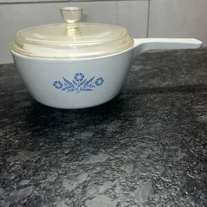 Corning Ware 1 1/2 pt cookware with handle. Very good condition. Vintage